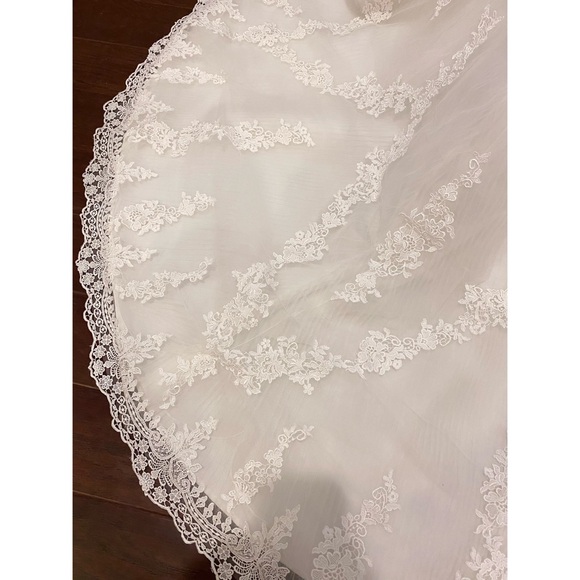 Pronovias Dango Wedding Dress - worn once and immediately cleaned - Picture 8 of 10